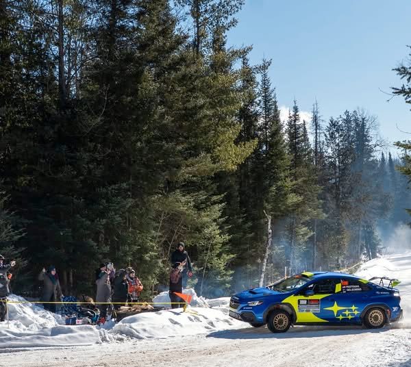 Trkaći automobili natječu se po snijegu i ledu na godišnjem Sno*Drift Rallyju u okrugu Montmorency, Michigan.