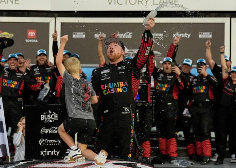 Tyler Reddick pobjeđuje na utrci Daytona 500 u automobilu 23XI Michaela Jordana Tyler Reddick pobjeđuje na utrci Daytona 500 u automobilu 23XI Michaela Jordana