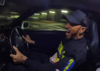 Video Lewisa Hamiltona postao je viralan zbog njegovog vožnje u stilu Tokyo Drift u divljem Japanu, no reakcije nisu sve bile pozitivne.
