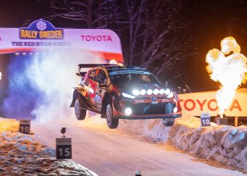 Voditelj vijesti o rally utrkama u SAD-u