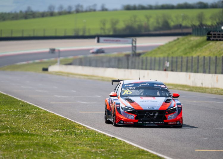 Alex Ley dominira prvom Mugello utrkom prekinutom sigurnosnim automobilom Alex Ley dominira prvom Mugello utrkom prekinutom sigurnosnim automobilom