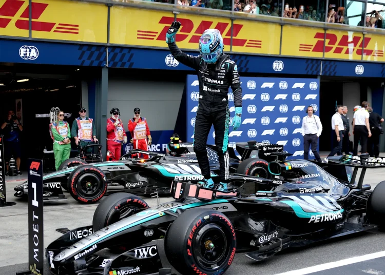 George Russell juriša na pole position na otvaranju sezone VN Australije nakon što je Max Verstappen odustao