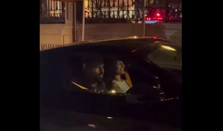 Hardik Pandya kupuje novi luksuzni sportski automobil Ferrari 12Cilindri vrijedan 12 milijuna INR, vozi se s djevojkom Mahiekom Sharmom (pogledajte video) Hardik Pandya kupuje novi luksuzni sportski automobil Ferrari 12Cilindri vrijedan 12 milijuna INR, vozi se s djevojkom Mahiekom Sharmom (pogledajte video)