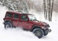 Hrabri čovjek vozi V8 Jeep Wrangler 392 niz snježnu relijsku stazu