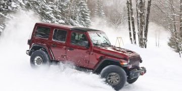 Hrabri čovjek vozi V8 Jeep Wrangler 392 niz snježnu relijsku stazu