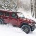Hrabri čovjek vozi V8 Jeep Wrangler 392 niz snježnu relijsku stazu