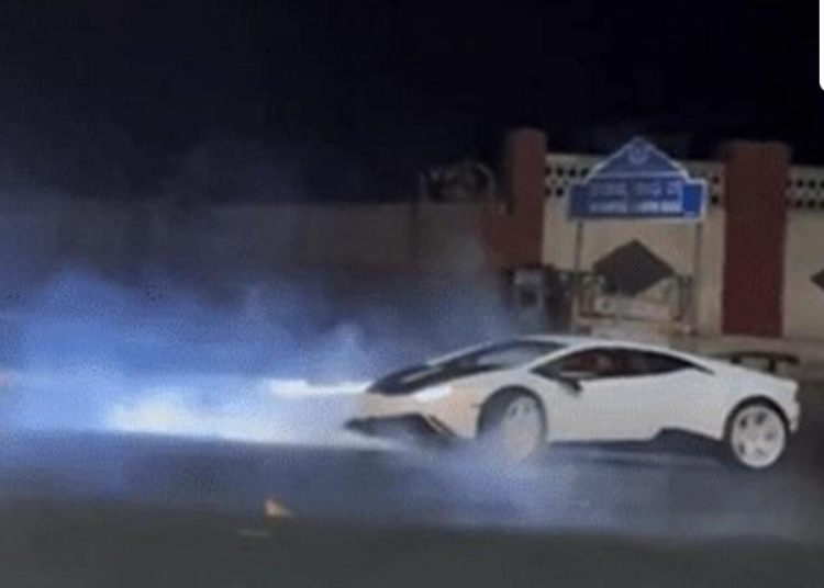 Lamborghini zaplijenjen nakon vratolomije u Bengaluruu; obavijest uručena sinu Muthappa Raija Lamborghini zaplijenjen nakon vratolomije u Bengaluruu; obavijest uručena sinu Muthappa Raija