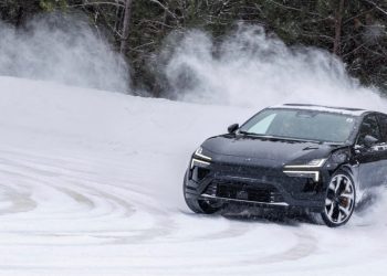 Polestar 4 na ledu: 544 KS i savršeno podešena dinamika čine ga pravim izborom za driftanje