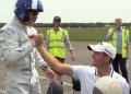 Profesionalni golfer udarcem od 178 km/h pogađa s udaljenosti od 902 stope, a David Coulthard ga hvata u pokretnom Mercedesu