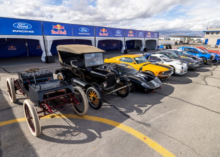Red Bull prolazi kroz 100 godina Ford Racinga u 20 minuta