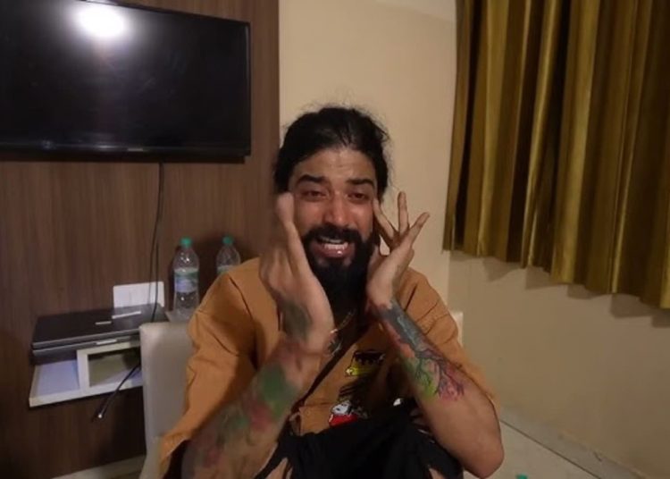 Šokantan pad tijekom prijenosa uživo YouTubera Anuraga Dobhala Šokantan pad tijekom prijenosa uživo YouTubera Anuraga Dobhala