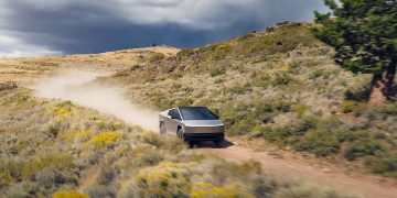 Vlasnik Cybertrucka tvrdi da je “nešto puklo” pri 40 MPH, što je uzrokovalo sudar koji je uništio njegov kamion, a ostao je dužan 10.000 dolara bez osiguranja.