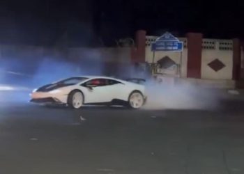 Vozač luksuznog automobila se šepurio u driftu na cesti u Bengaluruu i dobio kaznu