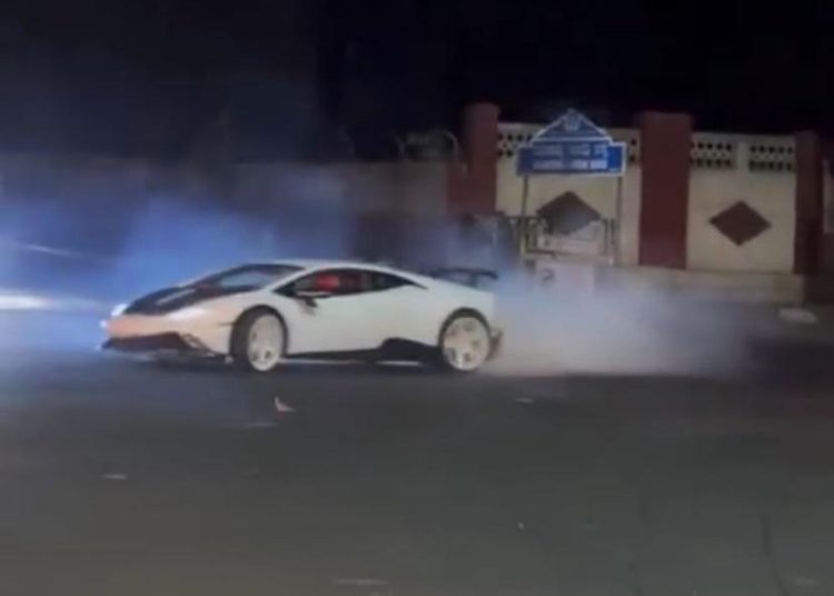 Vozač luksuznog automobila se šepurio u driftu na cesti u Bengaluruu i dobio kaznu Vozač luksuznog automobila se šepurio u driftu na cesti u Bengaluruu i dobio kaznu