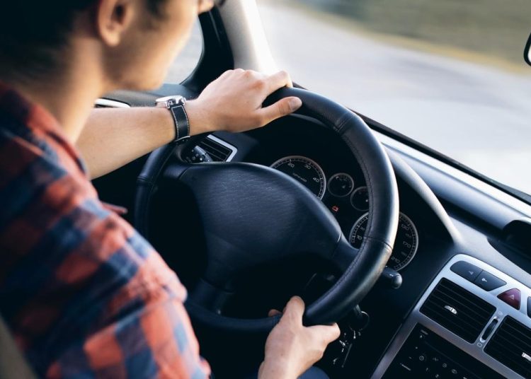 Automobili ‘driftaju’ ulicama Laois, rečeno na sastanku