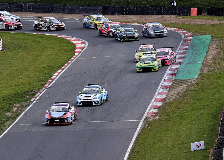 Callum Newsham dominira na posljednjoj TCR UK utrci vikenda