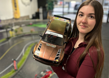 Dame u natjecanju RC automobila u driftanju u Greenfieldu