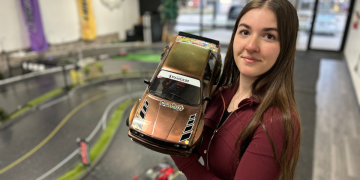 Dame u natjecanju RC automobila u driftanju u Greenfieldu