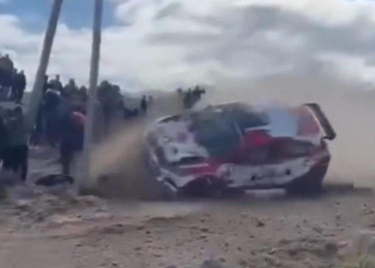 Gledajte: Reli automobil se velikom brzinom prevrnuo i uletio ravno u gomilu u šokantnom incidentu