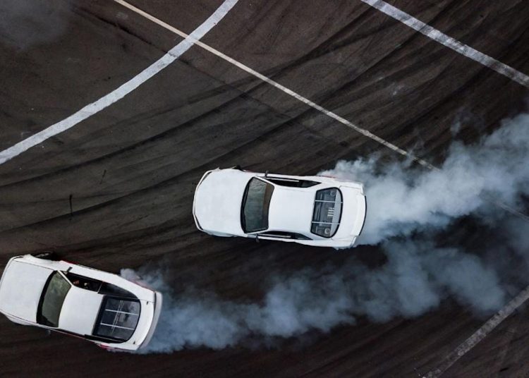 Gledatelj teško ozlijeđen nakon što je automobil u driftu uletio u gomilu na trkalištu u Michiganu