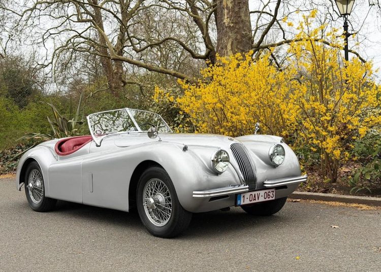 Jaguar XK120 Roadster iz 1953. godine: prikaz rane ostavštine sportskih automobila s modernom uporabom