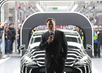 Otac i sin poginuli kada je samovozeći Tesla izletio s ceste i zapalio se, onesposobivši ručke na vratima, pokazuju sudski zapisnici