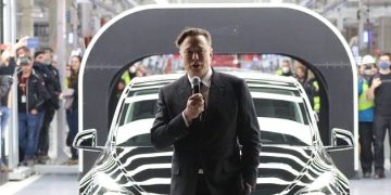 Otac i sin poginuli kada je samovozeći Tesla izletio s ceste i zapalio se, onesposobivši ručke na vratima, pokazuju sudski zapisnici