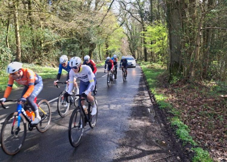 Pobjeda u utrci Totnes-Vire uključuje borbu na brdima Okehamptona Pobjeda u utrci Totnes-Vire uključuje borbu na brdima Okehamptona