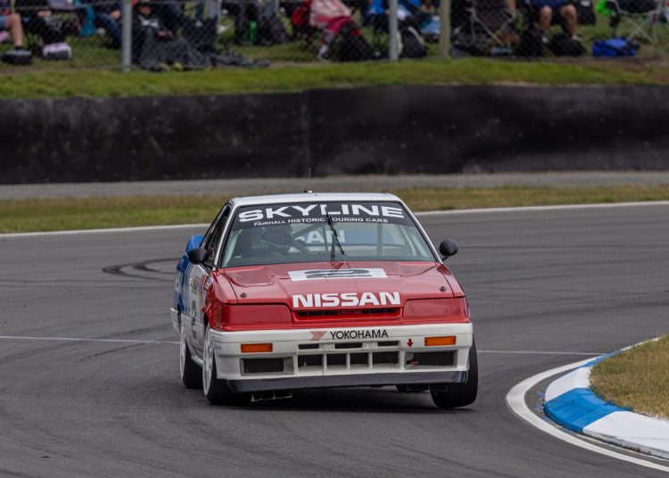 Steven Richards vozi kultni Nissan oca Jima do povijesne pobjede u Ruapuni