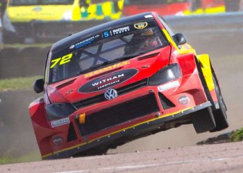 Tristan Ovenden iz Adishama poboljšao je svoje prvo šesto mjesto u Motorsport UK British Rallycross Championship 5 Nations Trophy osvajanjem trećeg mjesta u drugoj finalnoj utrci na Lydden Hillu nakon što je zamijenio VW Polo za Citroen DS3. Tristan Ovenden iz Adishama poboljšao je svoje prvo šesto mjesto u Motorsport UK British Rallycross Championship 5 Nations Trophy osvajanjem trećeg mjesta u drugoj finalnoj utrci na Lydden Hillu nakon što je zamijenio VW Polo za Citroen DS3.