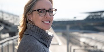 U IndyCaru, Liz Smith je čuvar svih informacija, od pravila do logistike i dalje