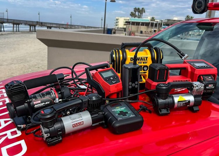 Zaljubljenik u automobile i recenzent opreme preporučuje prijenosne uređaje za napuhavanje guma Zaljubljenik u automobile i recenzent opreme preporučuje prijenosne uređaje za napuhavanje guma