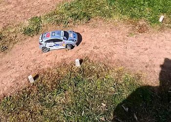 Čovjek testira rally utrke s RC automobilom