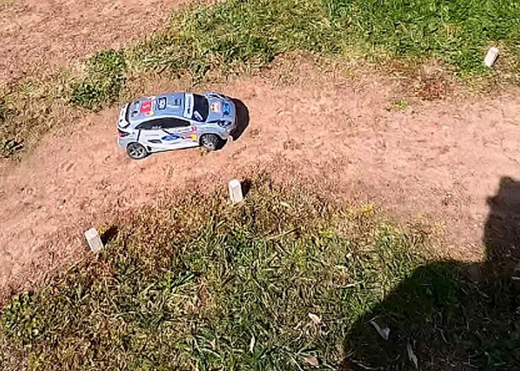 Čovjek testira rally utrke s RC automobilom
