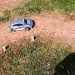 Čovjek testira rally utrke s RC automobilom