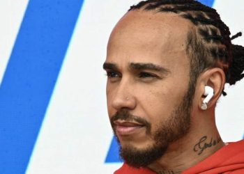 Lewis Hamilton će otići u mirovinu ‘kada shvati da ne može pobijediti’, kaže Steiner