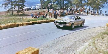 Motori spremni za brujanje na Knox Mountain Hill Climb u Kelowni