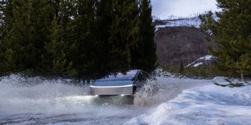 Vlasnik Cybertrucka priveden nakon što je završio u jezeru i zaglavio