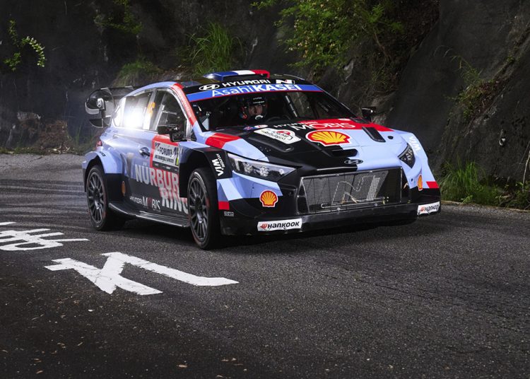 Adrien Fourmaux zauzima 5. mjesto na posljednjem asfaltnom reliju sezone 2026 WRC Round 7 Adrien Fourmaux zauzima 5. mjesto na posljednjem asfaltnom reliju sezone 2026 WRC Round 7
