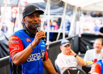 Antron Brown će proslaviti s zaposlenicima Summit Racinga i sastati se s navijačima uoči Norwalk NHRA Nationals. Antron Brown će proslaviti s zaposlenicima Summit Racinga i sastati se s navijačima uoči Norwalk NHRA Nationals.