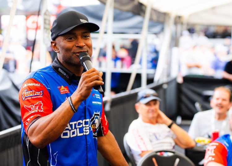 Antron Brown će proslaviti s zaposlenicima Summit Racinga i sastati se s navijačima uoči Norwalk NHRA Nationals. Antron Brown će proslaviti s zaposlenicima Summit Racinga i sastati se s navijačima uoči Norwalk NHRA Nationals.