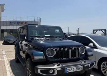 Autentični terenski SUV ‘Jeep Wrangler Sahara’ osvaja svakodnevne vozače Autentični terenski SUV ‘Jeep Wrangler Sahara’ osvaja svakodnevne vozače