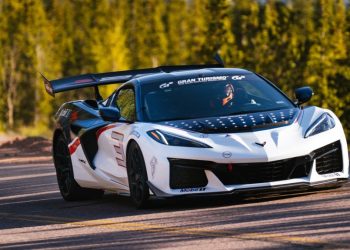 
Chevrolet Corvette ZR1X nastoji postaviti proizvodni rekord na Pikes Peaku
