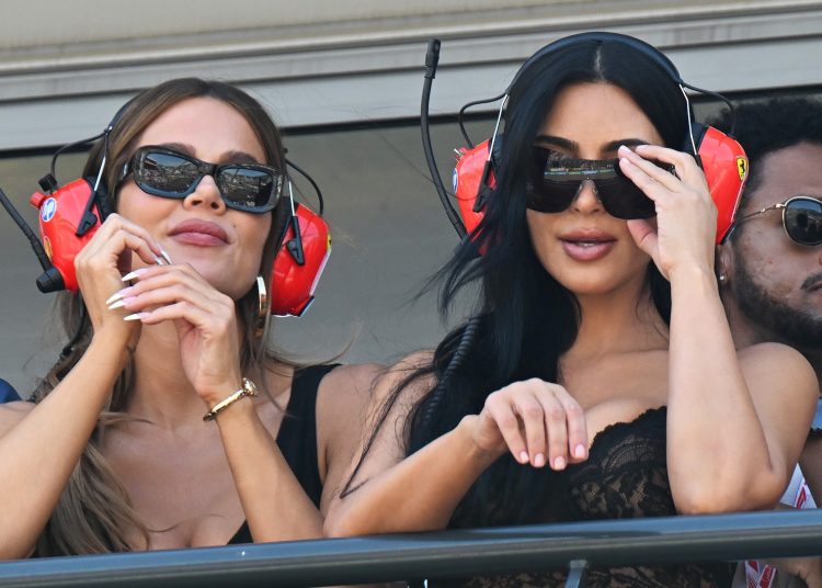 Kim i Khloé Kardashian na F1 Paddocku tijekom Velike nagrade Monaka