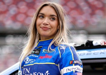 NASCAR mama Natalie Decker se vraća utrkama nakon spektakularnog kraha radija, Trumpovog neobičnog poteza s pizzom i FIFA žene!
