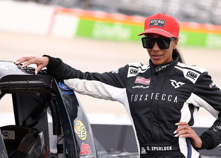 NASCAR šalje jasnu poruku gubitnicima koji ne vole Ameriku, kontroverznoj shemi bojenja crnog vozača i pijanom Jimmieju!