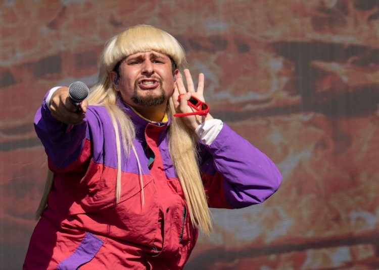 Pjevač Oliver Tree tragično je preminuo u padu helikoptera u Brazilu tijekom svjetske turneje. Pjevač Oliver Tree tragično je preminuo u padu helikoptera u Brazilu tijekom svjetske turneje.
