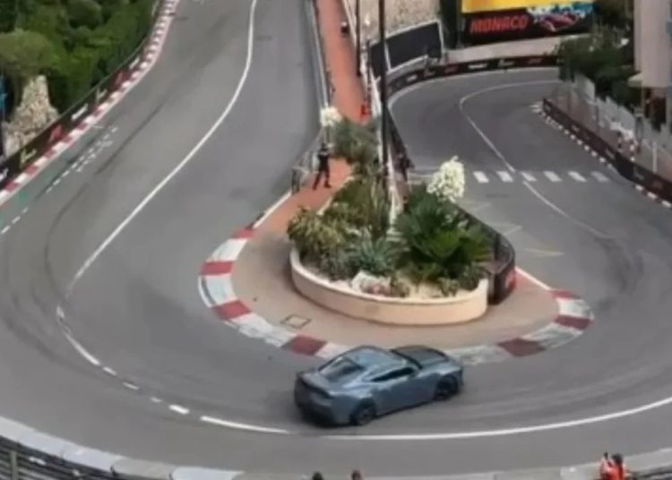 Pogledajte ovog prvaka Formule kako driftanjem upravlja Ford Mustang po stazi F1 u Monaku