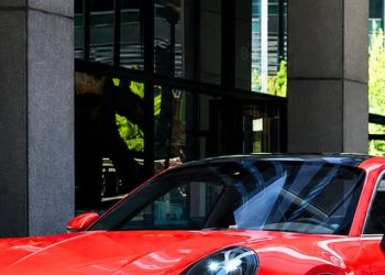 Porsche Indija službeno otvorio Porsche Center Hyderabad, najveći Porscheov pogon u zemlji, u skladu s partnerstvom s EVM Premium Cars, koji surađuje s markom od 2013. godine. Prostire se na približno 2.
