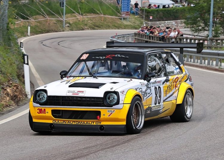 Prilagođeni V8 od 10.000 okretaja u minuti u Toyoti Starlet je jednostavno smiješan Prilagođeni V8 od 10.000 okretaja u minuti u Toyoti Starlet je jednostavno smiješan